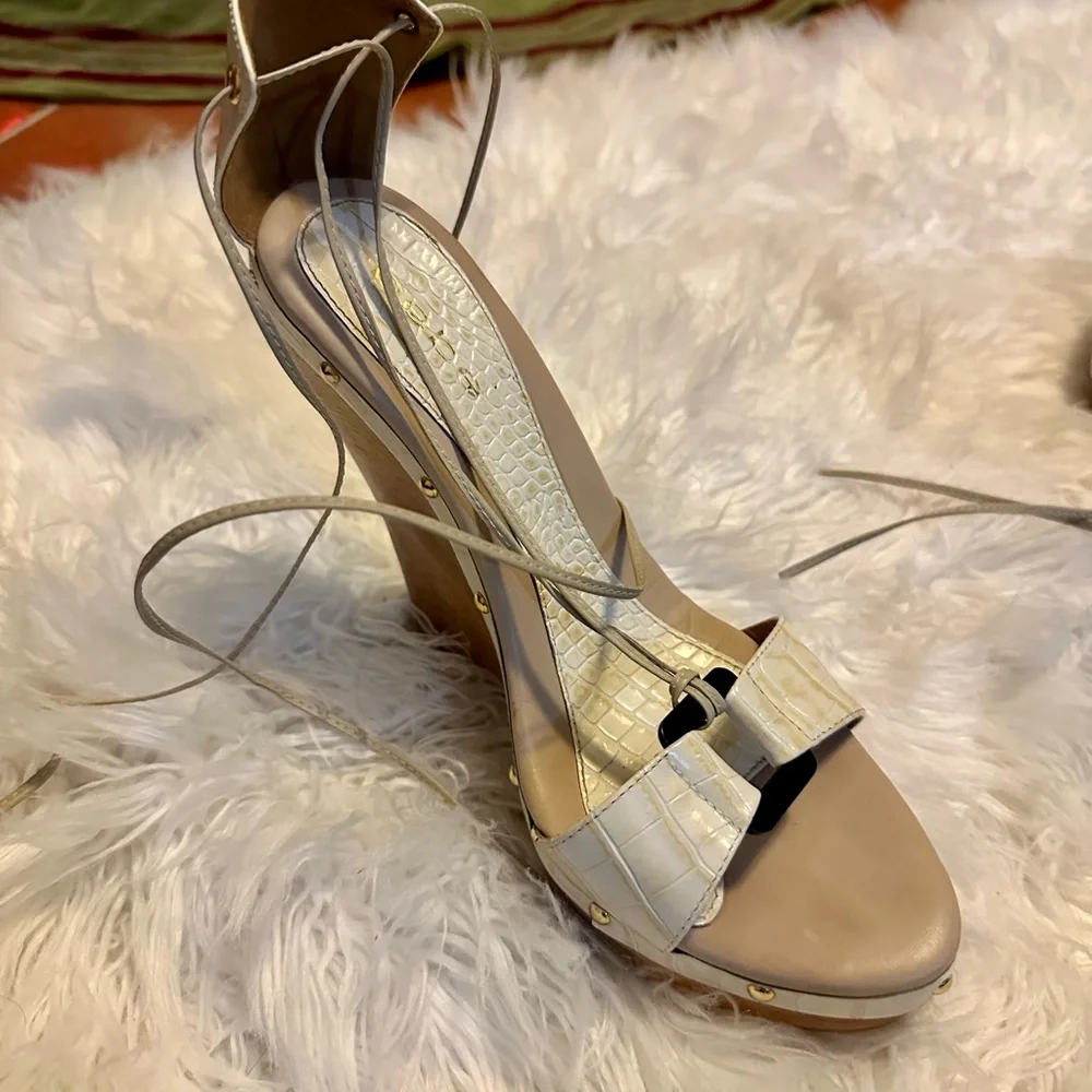 Bebe Heidi style/off white color worn once size 8 - Picture 4 of 12